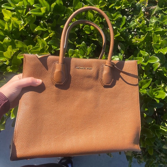 Michael Kors Pebbled Mercer Bag - Picture 1 of 6